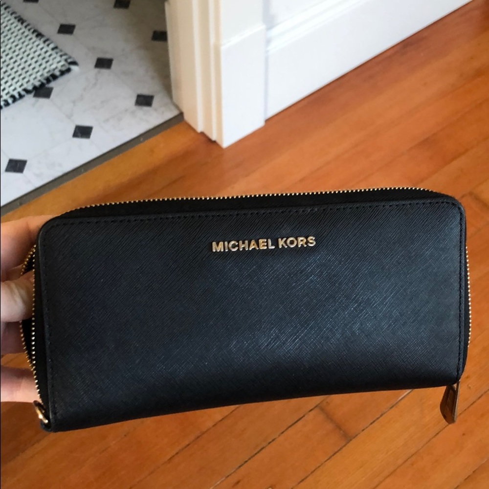 Michael Kors Large Black and Gold  Jet Set Wallet